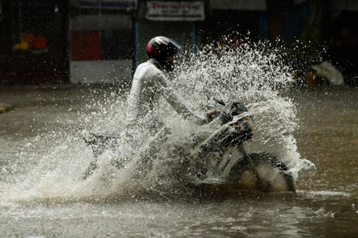 Thành phố Mumbai hứng những trận mưa lên tới 156 mm trong suốt 24h qua. Đây là một trong những hình ảnh mới nhất trong trận  lũ lụt ở Ấn Độ.